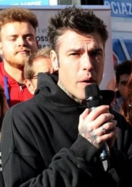 Laspacca84's tweet photo. ADORO COSTUI @Fedez https://t.co/Iou2cWH8iN