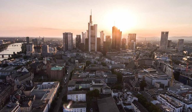 ArthurBenta's tweet photo. Macro economy.
Germany a country in recession, with a growing debt, a recorded deficit budget smoothed by the sale of the gold reserve, an economy in agony, but a stock market index at all time high.
#ETF $EWG $DAX $DBXD https://t.co/m5qwMBXC9f