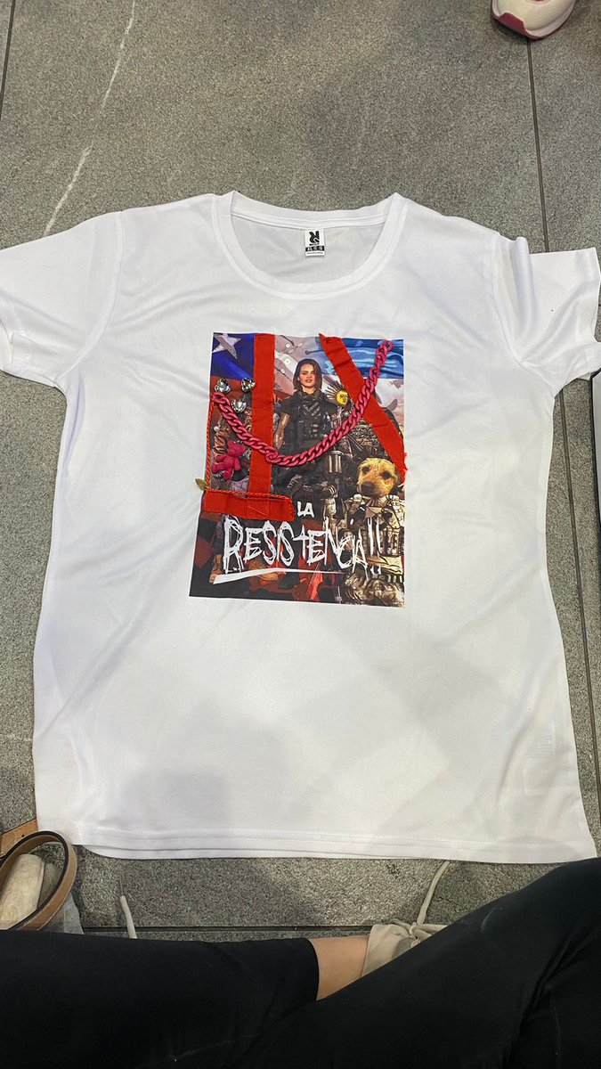 Resist3nciacl's tweet photo. La polera también  pasó por su transición ❤️ esperamos cony haya leído el mensaje detrás del bordado 
PD: mientras la terminábamos de rehacer en el aeropuerto https://t.co/qeUT97e7i9