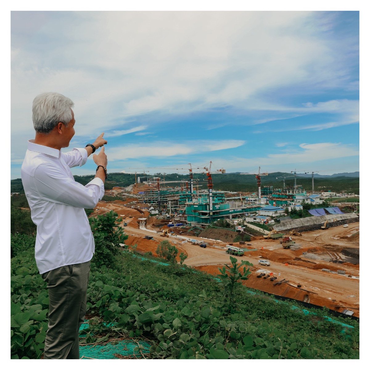 ganjarpranowo's tweet photo. IKN sudah dimulai dan harus dilanjutkan. Bukan sekadar melaksanakan undang-undang, tapi juga komitmen menggerus ketimpangan pembangunan. Dari Nusantara, kita wujudkan pembangunan yang adil dan merata bagi seluruh rakyat Indonesia. https://t.co/n0B3ZB8ebM
