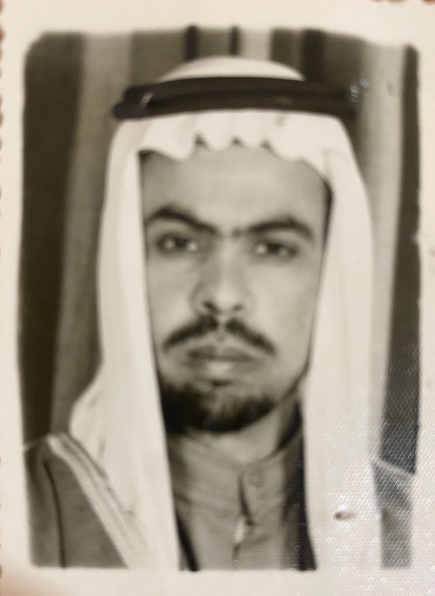 fahad_alkulaib's tweet photo. الراوية الثبت، والنّسابة المُتقن، والمؤرخ الحصيف ، الوجيه عبدالله بن أحمد بن عبدالعزيز المنيع(عبيهيل)- رحمه الله- ،ولد عام  1345هـ ونشأ يتيم الأب، حيث توفي والده وعمره أربع سنوات ، وتولت رعايته والدته المرأه  الفاضلة لطيفة بنت فوزان بن أحمد النصار - رحمها الله -والتي عرفت بتدينها ،وصلاحها، وحسن تربيتها لابنائها  ، كما تولى تربيته اعمامه( منيع وعبدالعزيز)، قرأ القرآن الكريم  في كتاب الشيخ عبدالله بن عبدالرحمن الغيث  ،ودرس مبادئ القراءةو الكتابة  على يد عمه الشيخ محمد بن عبدالعزيزالمنيع - رحمهم الله-، فحفظ القران الكريم عن ظهر قلب ،وعمره لم يتجاوز الحادية عشر، تولى الإمامة  وهو صغير السن، حيث رشحه الشيخ حمدان الباتل- رحمه الله- ليؤم المصلين في صلاة التراويح، والقيام  في مسجد (البويطن ) وكانت والدته تذهب به الى المسجد  وتصلي معه ،ومن ثم تعود به إلى البيت من خوفها واشفاقها عليه، وكان عمه محمد يرسله لكتابة الرسائل لبعض الجماعة تطوعًا ،حيث كان خطه جميل ، وكان من يجيد القراءة والكتابة عددهم قلة لايعدون على أصابع اليد الواحدة في ذلك الوقت ،ثم جلس لتدريس القرآن الكريم  وعمره لم يتجاوز الرابعة عشر، حيث كانت له حلقة  تحفيظ منعقدة  في جامع الحمد كما كان يسمي اَنذاك وهو جامع( الإمام فيصل بن تركي ) حاليًا، التحق بها عدد كبير من الطلبة ،وتتلمذ وتخرج على يديه  قرابة (100)طالب تقريبًا دونت اسماؤهم في أوراق لازالت محفوظة لدى ابنه علي ، ولما بلغ اشده أنتقل إلى الكويت وعمره (14)عامًا بحثًا عن العمل الشريف، والحصول على لقمة العيش الكريم ،ودرس على الملأ مرشد محمد السليمان، و في المدرسة المباركية، وكان يعمل كاتب يقيد الصادر والوارد لدي  سعد المنيفي  في مكتبة له بعد العصر والمغرب، ومكث في الكويت قرابة العام ، ثم رجع لمسقط رأسه الزلفي سيرًا على الأقدام مع حمله يرأسها عبدالمحسن الحمد ، ومكث بالزلفي قرابة ثلاثة أشهر ،ثم  سافر إلى مدينة الرياض، وعمل لدى ابن خالته من السويلم من اهل ثادق في دكان له  يسجل ويقيد الردود ، ثم ذهب إلى الأمير عبدالعزيز الأحمد السديري- رحمه الله- في بيته بمدينة الرياض، وعرض عليه أن يعمل معه كاتبًا فوافق على أن يذهب معه للعمل بإمارة القريات والحدود الشمالية ، فكلفه بإمارة عدد من المراكز و هي: (إمارة مركز مغيرا طبيق ،وكانت على الحدود السعودية الأردنية،  كماتولى إمارة مركز الحديثة وهو أول من تولى إمارتها بعد انشائها)  ثم طلبه الأمير محمد الأحمد السديري للعمل معه بإمارة رفحا، وتمت إعارته بعد أن استأذن من الأمير عبدالعزيز الأحمد السديري، وتولى  إمارة:- لوقا ،والقيصومة، ثم كلف نائبا لأمير رفحا لمدة خمس سنوات، وأسس فيها القصر، وخطط السوق المركزي، والأراضي لتوزع على الأهالي، ممن يرغب السكن،ثم كلف بإمارة رفحا حتى بداية إمارة الأمير عبدالله بن عبدالعزيز بن مساعد بن جلوي،  ثم أستقال من العمل بالإمارة في 5/1/ 1373هـ، بعدها تفرغ للعمل بالتجارة بين الكويت ،والعراق، ورفحا، والرياض وكان يبيع بالنحاسيات من الموكرات الكبيرة الصنع، والدلال البغدادية  ،ثم عاد لمسقط رأسه الزلفي، وعمل في مستشفي الزلفي العام خلال الفترة من 1384/11/1حتى عام 1396/1/1هـ، حيث أحيل على التقاعد، كان أحد المرشحين من وفد جماعة أهل الزلفي للتشرف بالسلام على جلالة الملك عبدالعزيز- طيب الله ثراه- عند زيارته لمنطقة القصيم ابان إمارة  ابراهيم الحمد عام1363هـ، ثم تفرغ للراحة والاستجمام والقراءة والإطلاع بمزرعته بالمفيض بسمنان،  ويٌعد راوية  ونسابة، ومؤرخ ، يحفظ الكثير من المروايات  ،والأحداث،  والوقائع،التقيته وزرته  في بيته مرات عديدة ، وافدت منه ،ووثقت عنه الكثير من المعلومات، والمرويات التي تتعلق بتاريخ ،وانساب أهل الزلفي، ورجالاتها،واحداثها حيث كنت اتردد عليه في بيته واجد منه كل انس ، ورحابة صدر ،وافاضة في سرد المعلومات حتى يأخذنا الوقت، ونحن منهمكين ومستمتعين نتدارس ، ونتباحث ،كما انه زودني بسيرته الذاتيه ،  وكتبتها عنه ، عام 1410هـ بطلب مني،حيث وثقتها في كتاب  لي بعنوان (علماء واعلام واعيان الزلفي) الذي صدر عام1415هـ, ولديه مكتبه  تضم  مجموعة من الكتب والمصادر  والمراجع ،كان_ رحمه الله- ذا رأي سديد،وحلم وافر،وعقل راجح،واسع الاطلاع ،والقراءة الدائمة في كتب العلم الشرعي ،والأدب والتاريخ ،والانساب ،ولديه مخزون من الوثائق التاريخية عن الزلفي زودني بصور من بعضها، وكان هو وأخيه عبداللطيف تربطهم علاقة وطيدة  بوالدي وخاصة عبداللطيف بحكم السكن بالرياض ، له من الأبناء:-(احمد وهو اسنهم وبه يكنى،ومحمد ،ومنيع، وعلي ،وسليمان، وعاصم، وعبدالرحمن، وخالد، وفهد ،وماجد توفي على حياة والده- رحمه الله-  وحمدان وسلطان، وخليل) توفي  عام1427 هـ رحمه الله،رحمة واسعة، وأسكنه فسيح جناته    #الزلفي
