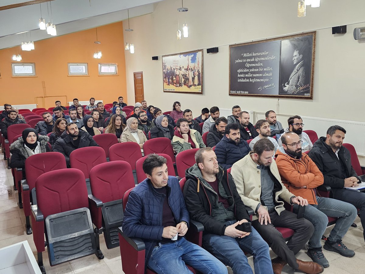 OmerliMem's tweet photo. İlçe Millî Eğitim Müdürümüz Sn.Adnan ÇİFTÇİ, temel eğitimden sorumlu şube m��dürümüz ile beraber ilçe geneli yapılan deneme sınavlarının değerlendirme toplantısına katıldı. Uygulamada iyi örneklerin paylaşıldığı toplantıda, başarı grafiğini yükseltecek yol haritası çizildi.
@tcmeb https://t.co/Pd2jX4wfho