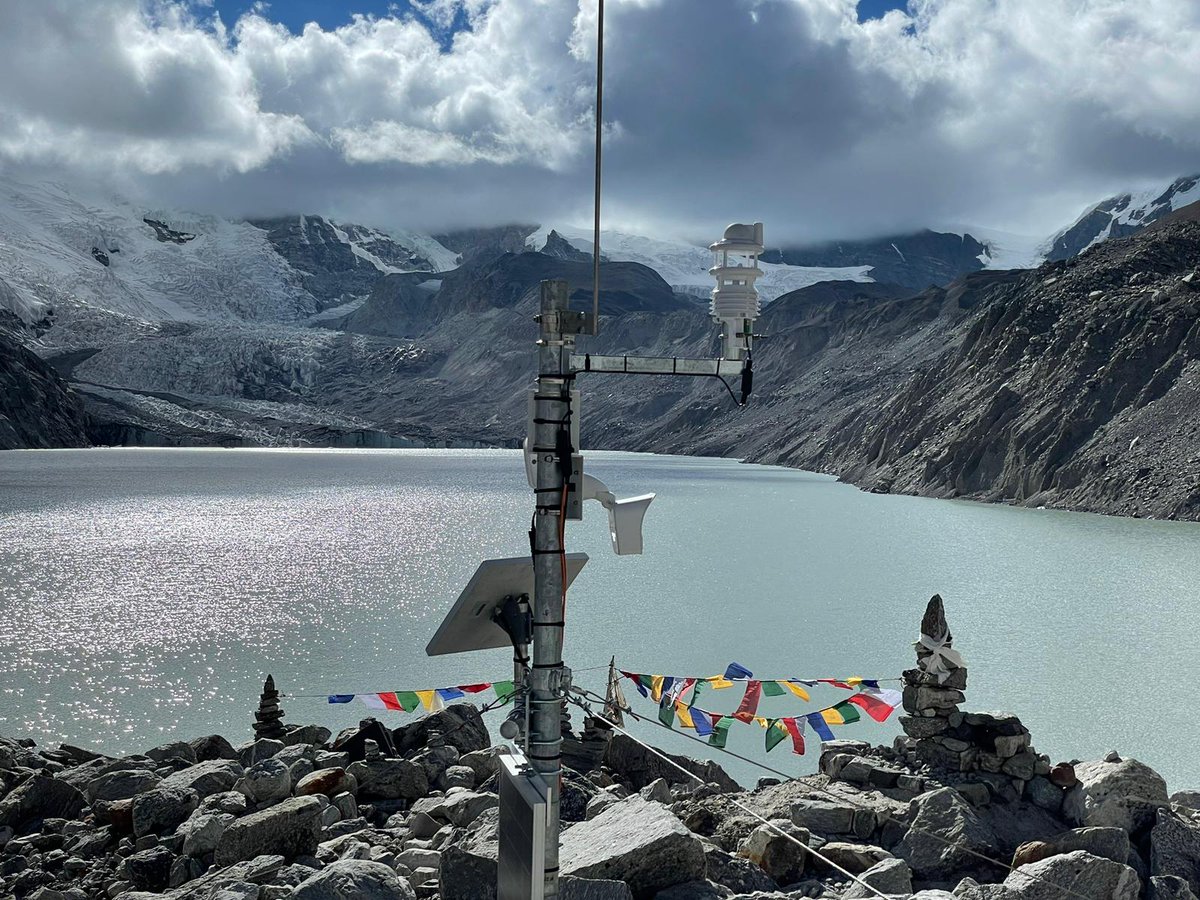 Journée internationale de la montagne ! 🏔️ Avec son système d'alerte précoce pour les inondations des lacs glaciaires, @Swissdevcoop renforce la résilience au changement climatique dans l'Himalaya. L'expertise de @Swissdevcoop 🇨🇭 contribue à protéger communautés et écosystèmes.