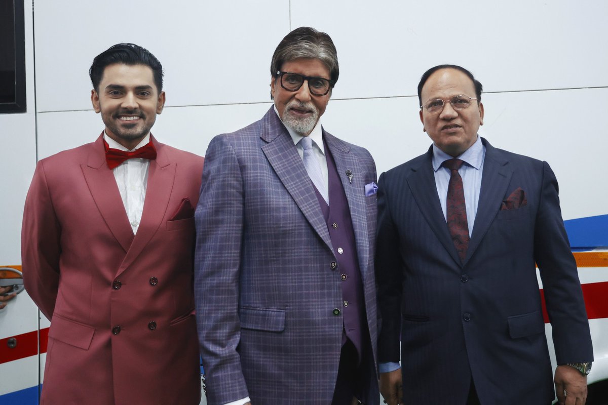 BharatNagarGlo's tweet photo. Met Mr. #AmitabhBachchan along with my son Harsh Nagar, It's a wonderful feeling and heartfelt pleasure to be in the company of the legend of Indian Cinema, like always.
#KBC #BharatNagar #HarshNagar #SVBPGF @SrBachchan #ArmedforcesFlagDay @BharatNagarGlo @HarshNagarActor https://t.co/QTTvybCKCU