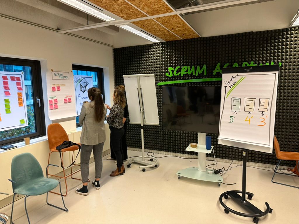 ScrumAcademy's tweet image. Stilzitten tijdens je #ScrumMaster Training I? Niet bij Scrum Academy! Driehonderd #Powerpointslides doorspitten? Niet met trainer Joost van Droffelaar. 

Dit jaar geen tijd meer voor een Scrum training? Check de trainingen van Q1 2024 op scrumacademy.nl/trainingen/