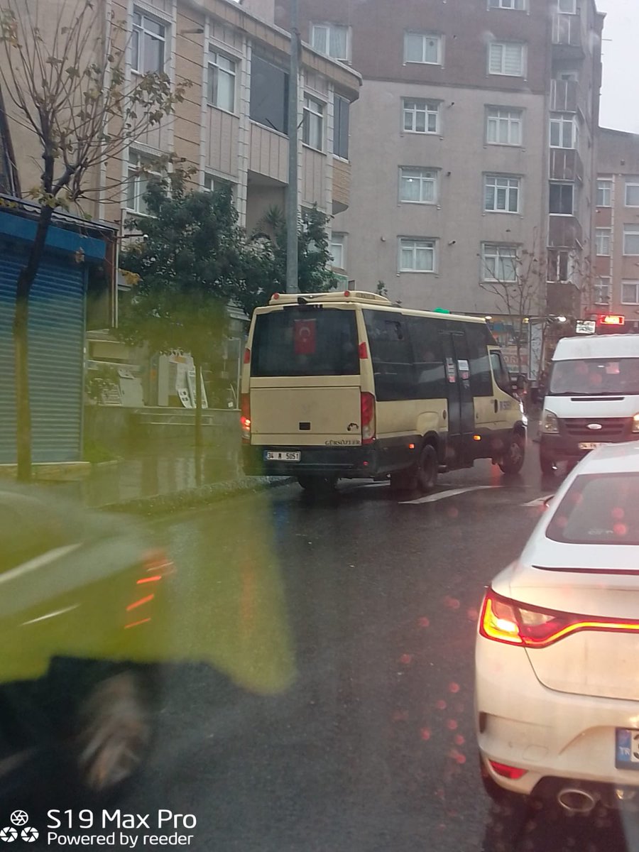 ErkanSa15826164's tweet photo. Sefaköy Muammer Aksoy caddesi Okul yolunda bu dolmuş ters yöne girerek hem trafiği hem de çocukları tehlikeye atmakta bir türlü bu tarz görüntünün önüne geçilmedi.
@Kucukcekmecemiz @istanbul_EGM @KcekmeceKymklik @TrafikEgm https://t.co/yG6SLlm7eV