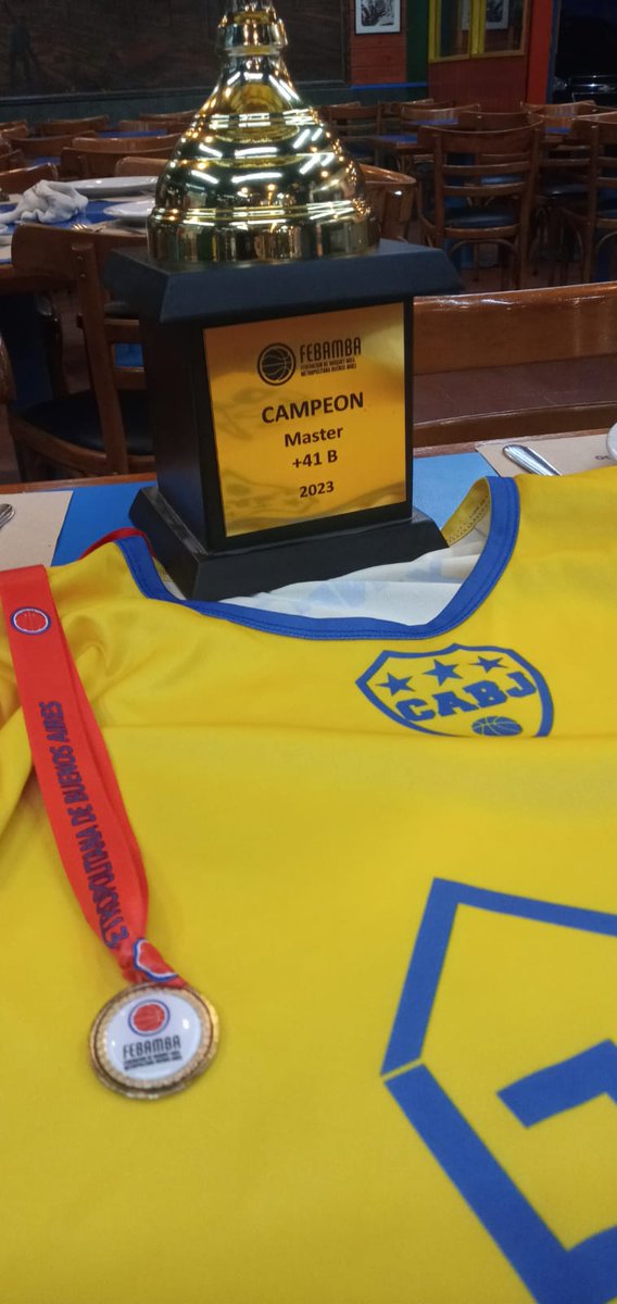 BocaBasquet42's tweet photo. 🏀 | ¡CAMPEONES E INVICTOS!

La Copa y las medallas que nos entregó @FEBAMBAok por el campeonato obtenido 💪🏻

#Boca #Basquet @BocaJrsOficial @bocabasquet @bochon28 https://t.co/IsKM2zw8RK
