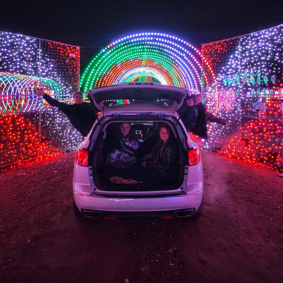 Have you been to Christmas in Color yet? This is one of our favorite Christmas activities! Use promo code CORALIE15 on your order. Get more details here: lovebugsandpostcards.com/christmas-in-c… #ChristmasInColor #Utah