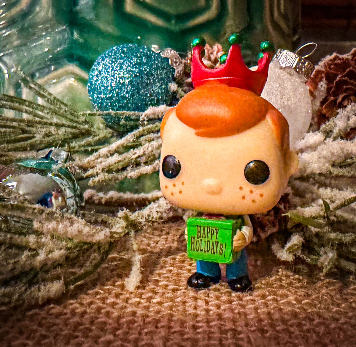 NWpophuntress's tweet image. Day 2 of December 2023 #funkophotoadaychallenge 💚Freddy’s Holiday cheer! Freddy is ready to give the gift of Christmas spirit to all the #funkofunatics ❤️

@originalfunko @FunkoLeeM @dj3cb #funaticsfunkophotoadaychallenge #funkophoto #funkopop #funkofamily #funkofunatic