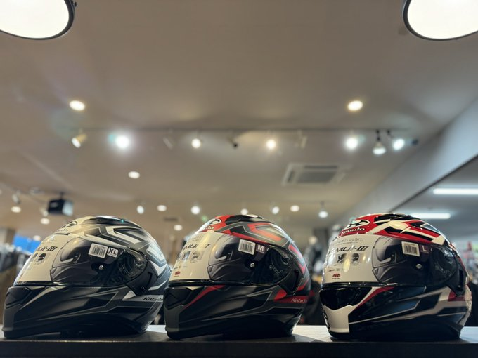 RicoKoriyama's tweet image. 新商品！ OGK KABUTO KAMUI3『ACROBAT』

KAMUI3シリーズから新色が入荷致しました！

配色がシンプル目なのでどのバイクにも
合わせやすそうですね😊

店頭に展示致しておりますので
ご来店の際は是非ご覧ください！
#KAMUI3　#OGK　#ヘルメット　#新色　#KABUTO