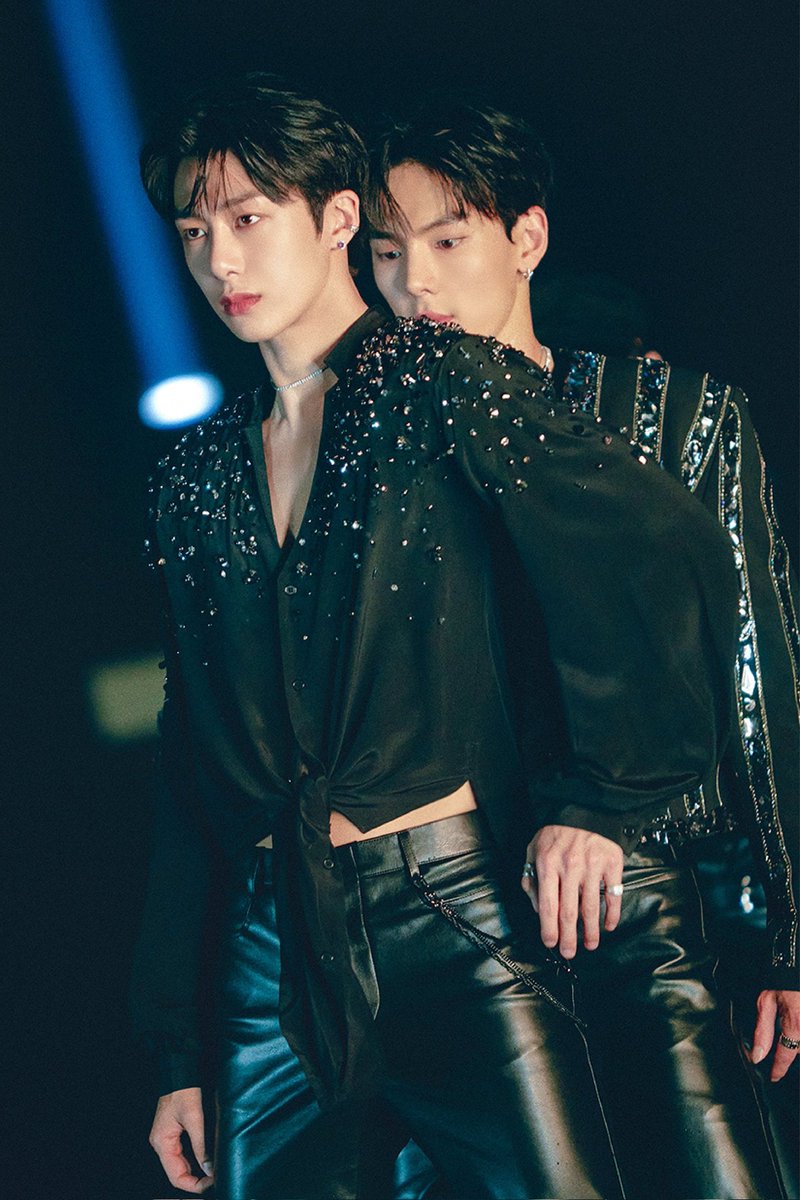 TurtleLoveCat's tweet photo. hyungwon's facial expression in this 🫠 https://t.co/VGsQKdWxPs