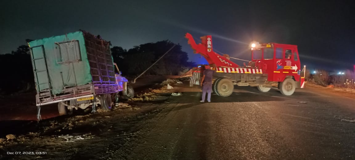 DMBaleshwar's tweet photo. #ZeroFatalityWeek
Shifting of the stuck/broken vehicles at Black spot areas being done by the RTO and his teams ensure smooth movement of vehicles on the National Highway.
@CMO_Odisha @MoSarkar5T @STAOdisha https://t.co/8oTFXTFYKN