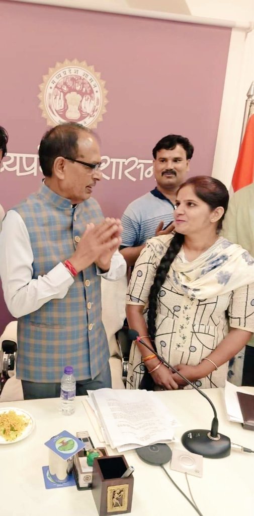 रोजगार सहायक/सहायक सचिव महासंघ की जाबाज शेरनी प्रदेश अध्यक्ष महिला मोर्चा को जन्मदिन के उपलक्ष्य में ढेर सारी बधाइयाँ एवं शुभकामनाएं भगवान् हमेशा आपको वह शक्ति प्रदान करे जो grs के नेत्रत्व से सफलता के चार चाँद लगाए, आप स्वस्थ रहे, दीर्घायु रहें, गौरवशाली रहे Happy Birthday