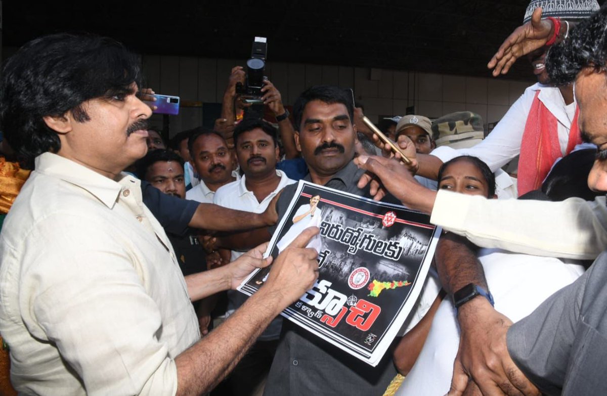 JanaSenaParty's tweet photo. విశాఖ విమానాశ్రయానికి చేరుకున్న 
జనసేన పార్టీ అధ్యక్షులు శ్రీ పవన్ కళ్యాణ్ గారు https://t.co/bcDIqG1qm2