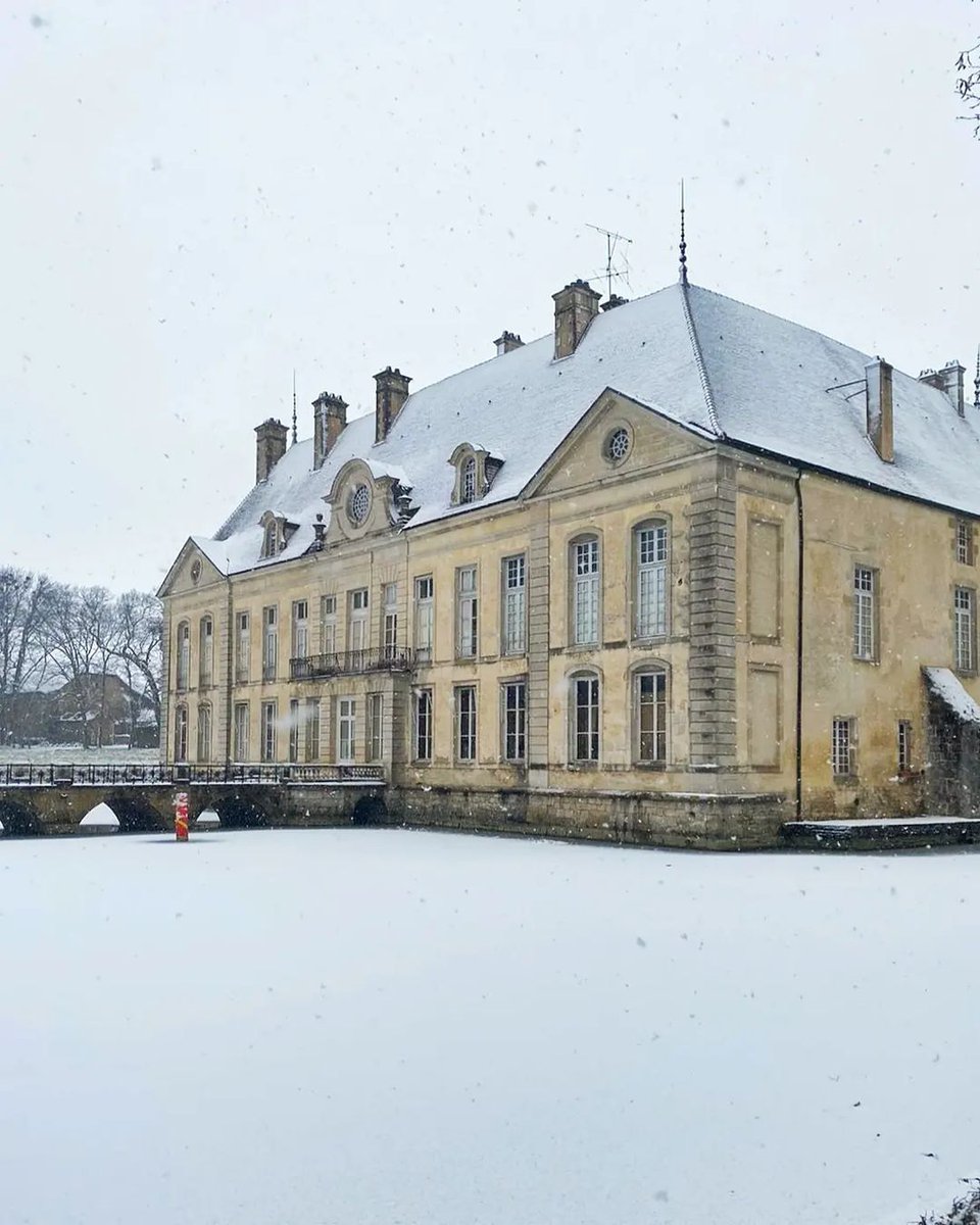 🔴 𝗠𝗔𝗚𝗜𝗘 ✨️ | Les paris sont lancés ! La neige va t-elle bientôt faire son apparition au #ChateaudeCommarin ? 🤍 Nous avons hâte de retrouver ce si beau manteau blanc ! Nous vous en partagerons les images ! ❄️ #Hiver