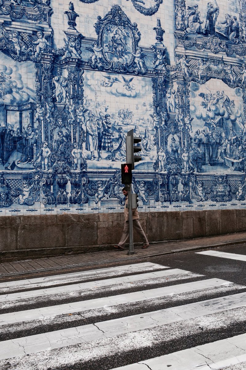 Au fil des rues 

#streetphoto #photography #jeudiphoto #Porto #decembre