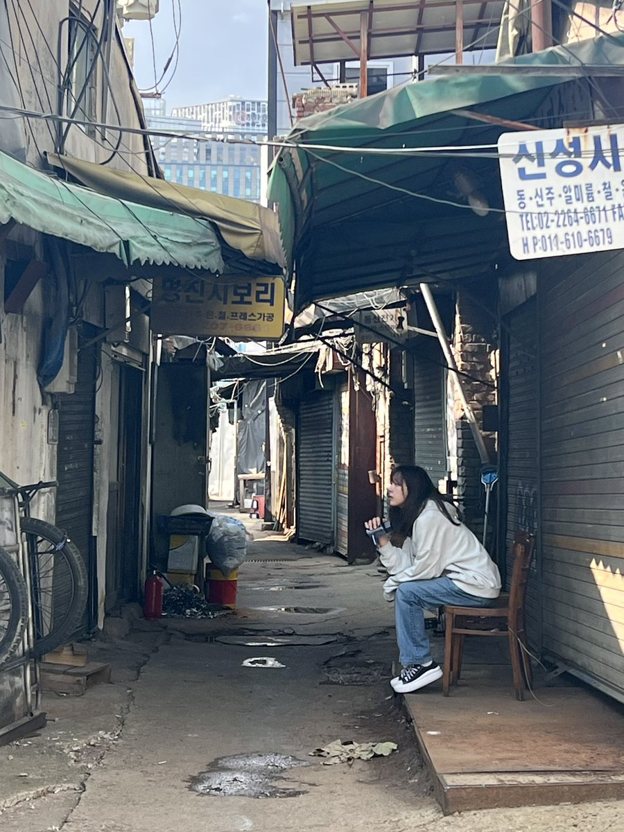 FLUFFYSNOWWW's tweet photo. [‘어떤 밤’ 뮤비 폰카 털기 2🤳✨]

노을도 예쁘고 날씨도 좋았던 촬영날! 우여곡절이 많았던 만큼 추억도 방울방울 쌓였어요🫧 이날은 마침 노을도 참 예뻤네요☺️

#플러피스노우 #FluffySnow 
#어떤밤 #SomeNights https://t.co/arBoXPZkB4