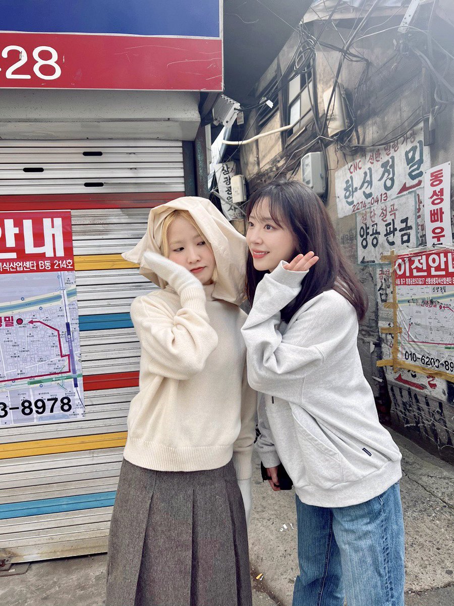 FLUFFYSNOWWW's tweet photo. [‘어떤 밤’ 뮤비 폰카 털기 2🤳✨]

노을도 예쁘고 날씨도 좋았던 촬영날! 우여곡절이 많았던 만큼 추억도 방울방울 쌓였어요🫧 이날은 마침 노을도 참 예뻤네요☺️

#플러피스노우 #FluffySnow 
#어떤밤 #SomeNights https://t.co/arBoXPZkB4