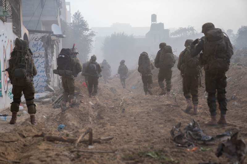 eawenews's tweet image. 🚨 IDF's Tsakach unit engages in combat and neutralizes terrorists in Jabalia, northern Gaza. 🤝 Vigilant efforts to ensure security and combat threats. Stay tuned for updates. #IDF #GazaSecurity 🌐🔍