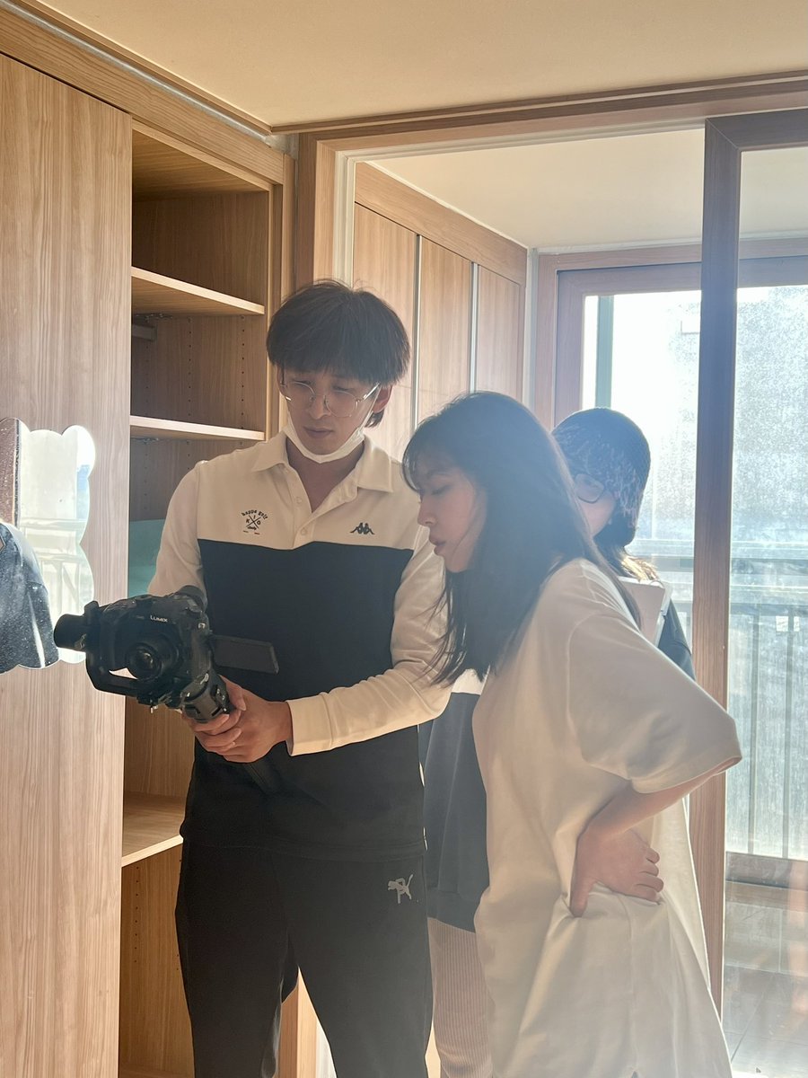 FLUFFYSNOWWW's tweet photo. [‘어떤 밤’ 뮤비 폰카 털기 3🤳✨]

실내 촬영일은 또 다른 베개 커버녀를 만나는 날이기도 했죠🤗 정체는 슈슈의 작은 어머니셨다는 TMI! 첫 연기였음에도 열정적으로 잘 해주신 덕분에 의도한 바대로 이야기를 잘 매듭지을 수 있었답니다💫

#플러피스노우 #FluffySnow
#어떤밤 #SomeNights https://t.co/sJbzPf2k97