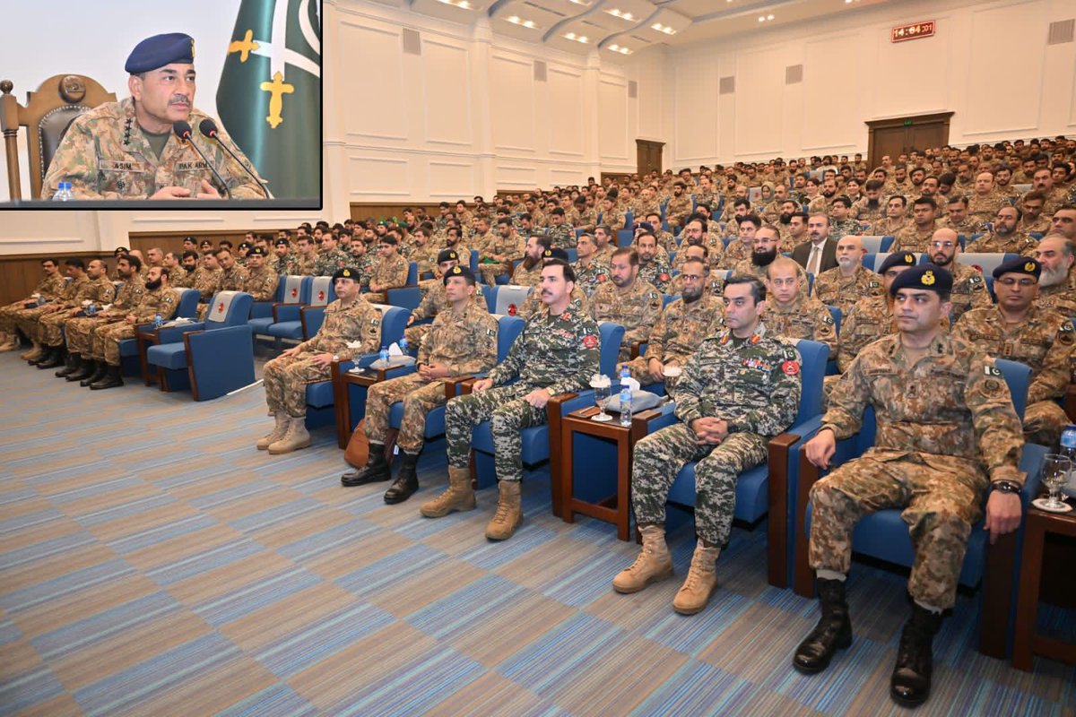 KP_TrendInsider's tweet image. Rawalpindi, 7 December 2023
General Syed Asim Munir, NI (M) COAS visited #Peshawar. #COAS was given a detailed briefing on overall security situation, ongoing counter-terrorism operations, repatriation of Illegal foreigners and socio-economic developments in the #NMDs.
1/7