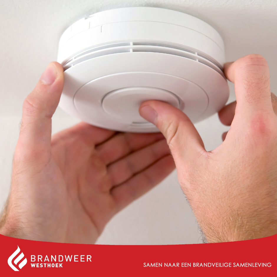 Brw_Westhoek's tweet photo. Eerste donderdag van de laatste maand van het jaar! Ook nu weer tijd voor de maandelijkse testronde van de rookmelders in je woning.
#hangrookmelders #testrookmelders #rookmelders #eerstedonderdag #testdag #brandweer #westhoek #wijzijnervooru https://t.co/bo6vwtdn3z