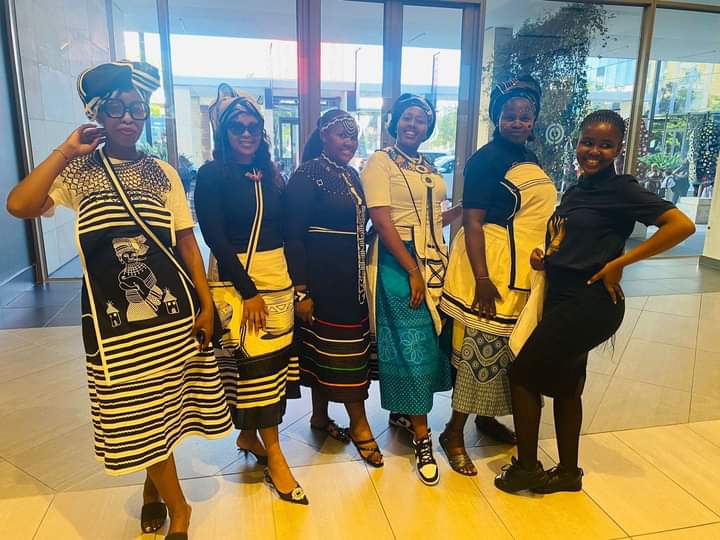 African_Voices's tweet photo. People dressed in their finest attire, make a grand entrance, adding an extra touch of elegance to the event.
  
#ulalaNjaniiMangalisweniiHosta
#9thAnnualSteveRadebeMemorialLecture
#powerofunityamongstafricans https://t.co/ucZdPLav7Z