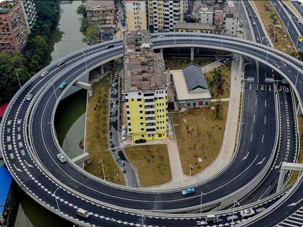 A Guangzhou in #Cina un vecchio edificio ha resistito ad un progetto di urbanizzazione. Doveva essere demolito ma i residenti si sono rifiutati di abbandonare le loro abitazioni. Il progetto è stato comunque portato a termine e un viadotto autostradale è stato costruito attorno.