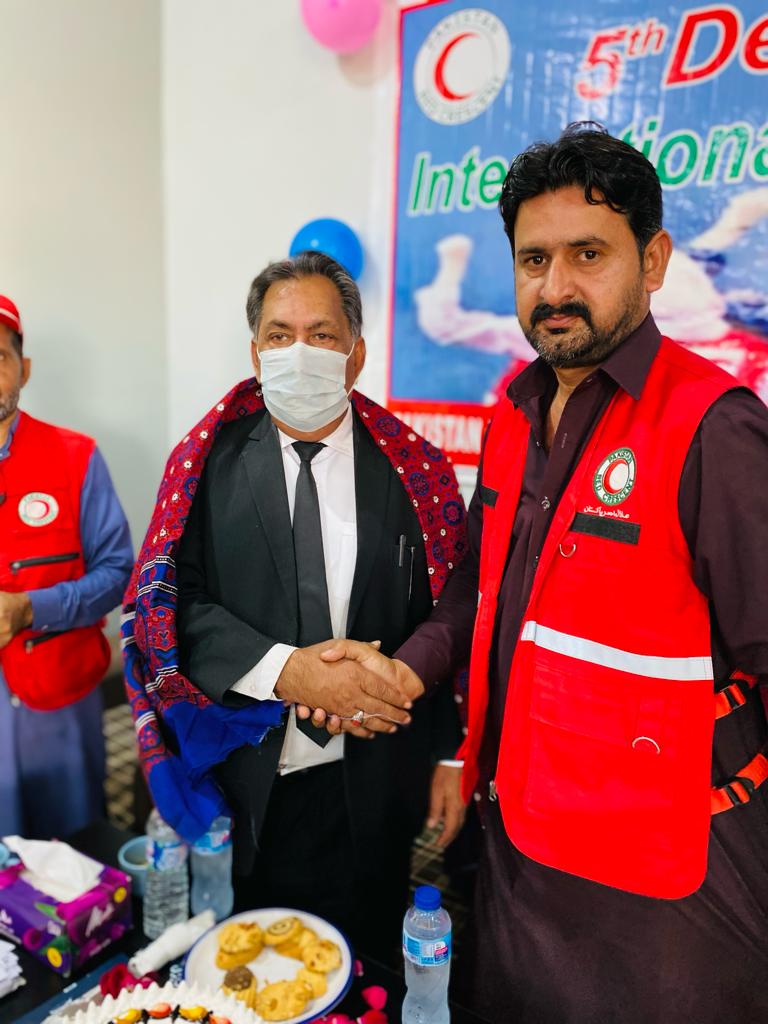 prcsindh's tweet image. International Volunteers Day celebrated at Kambar Shahdadkot (KSK) by PRCS Flood Recovery Team along with volunteers for recognition of services provided by volunteers in recent floods to provided relief to most affected population. #prcsindh