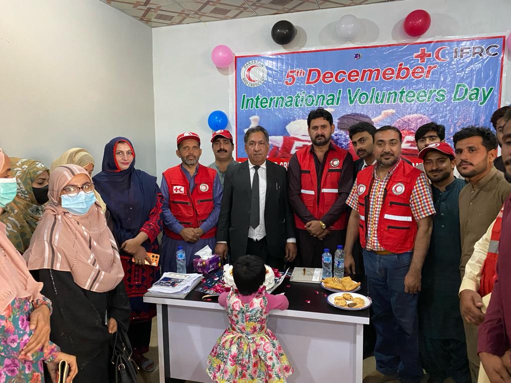 prcsindh's tweet image. International Volunteers Day celebrated at Kambar Shahdadkot (KSK) by PRCS Flood Recovery Team along with volunteers for recognition of services provided by volunteers in recent floods to provided relief to most affected population. #prcsindh