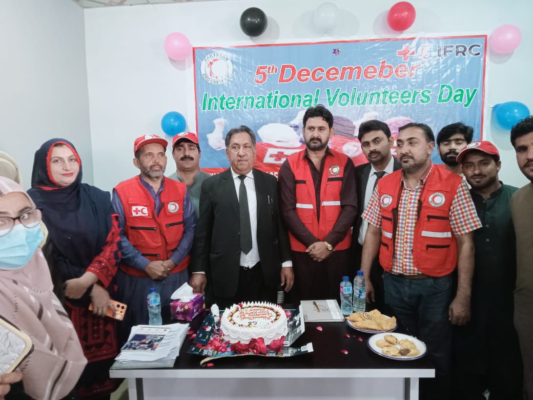 prcsindh's tweet image. International Volunteers Day celebrated at Kambar Shahdadkot (KSK) by PRCS Flood Recovery Team along with volunteers for recognition of services provided by volunteers in recent floods to provided relief to most affected population. #prcsindh