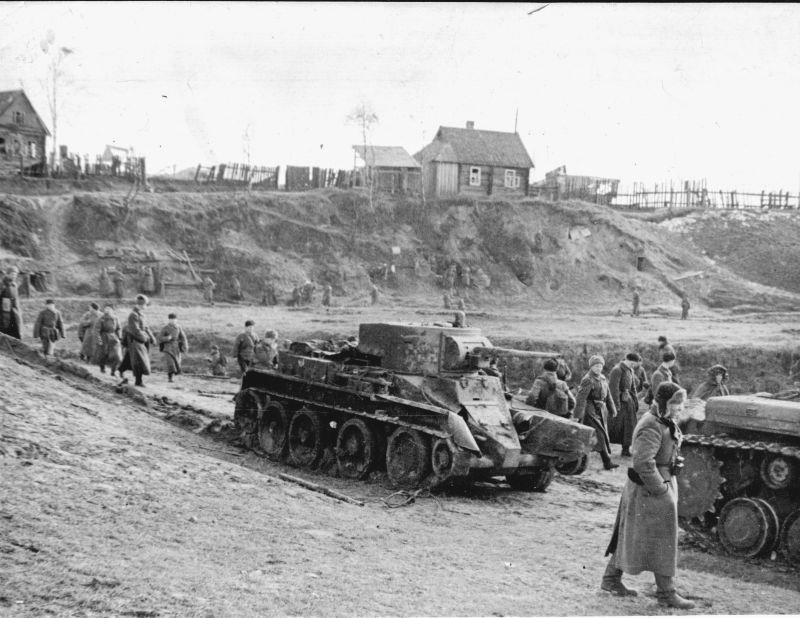 sitnikov_94's tweet image. Советские войска и танк БТ-5 на Невской Дубровке.

Справа видна задняя часть танка КВ-1.

Ленинградская область
СССР
1941
#WW2 #WWll