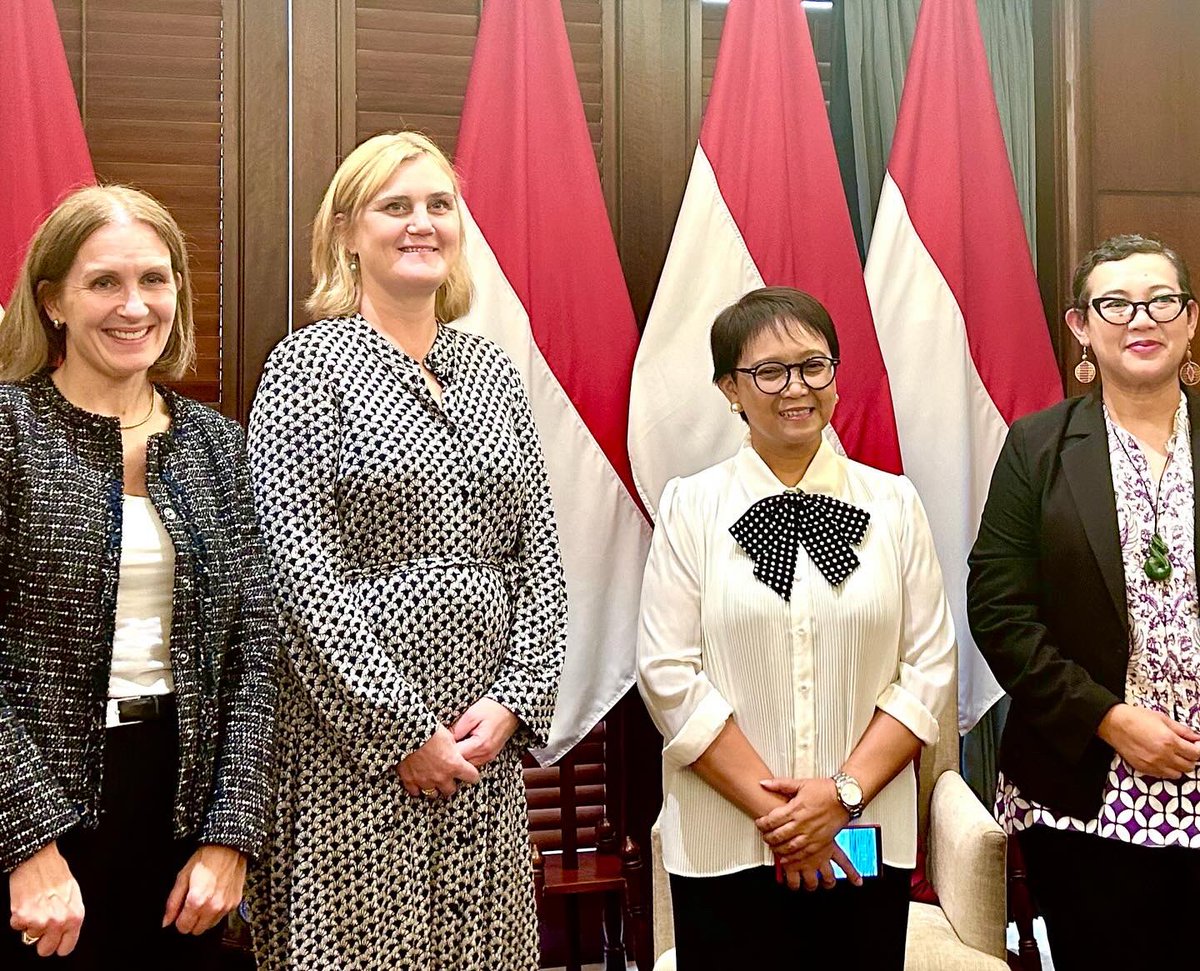 rutgiverin's tweet photo. Hari ini kami bertemu dengan ibu @Menlu_RI di kantor @Kemlu_RI. Membahas tentang:
➡️ Dialog hak asasi manusia antara 🇮🇩🇳🇴
➡️ Situasi di Gaza dan pentingnya gencatan senjata kemanusiaan
➡️ Isu Afghanistan dan hak pendidikan perempuan
➡️ Myanmar dan situasi pengungsi Rohingya https://t.co/tB0qUBN5Ci
