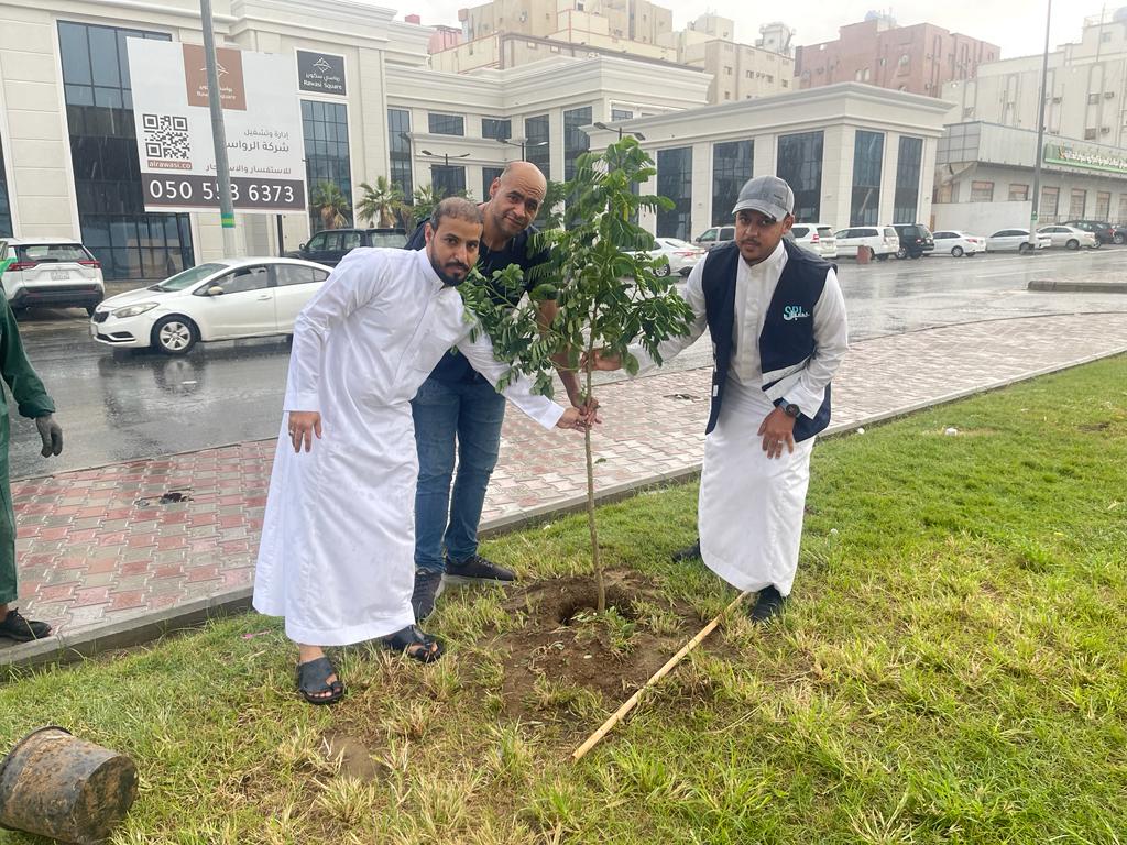 MDosel's tweet photo. من منطلق الشراكه المجتمعيه بين القطاعات الحكومية وبمناسبة اليوم العالمي للتطوع تم عمل شراكه مجتمعيه مشتركه بين البريد السعودي ( سبل) وهيئة عقارات الدوله بمجمع الدوائر الحكومية بحمى المشاعر مع أمانة العاصمة المقدسة وذلك بزراعة شتلات بحدائق مكه المكرمه https://t.co/c6XZ0neSGu