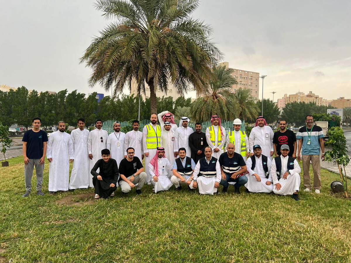 MDosel's tweet photo. من منطلق الشراكه المجتمعيه بين القطاعات الحكومية وبمناسبة اليوم العالمي للتطوع تم عمل شراكه مجتمعيه مشتركه بين البريد السعودي ( سبل) وهيئة عقارات الدوله بمجمع الدوائر الحكومية بحمى المشاعر مع أمانة العاصمة المقدسة وذلك بزراعة شتلات بحدائق مكه المكرمه https://t.co/c6XZ0neSGu