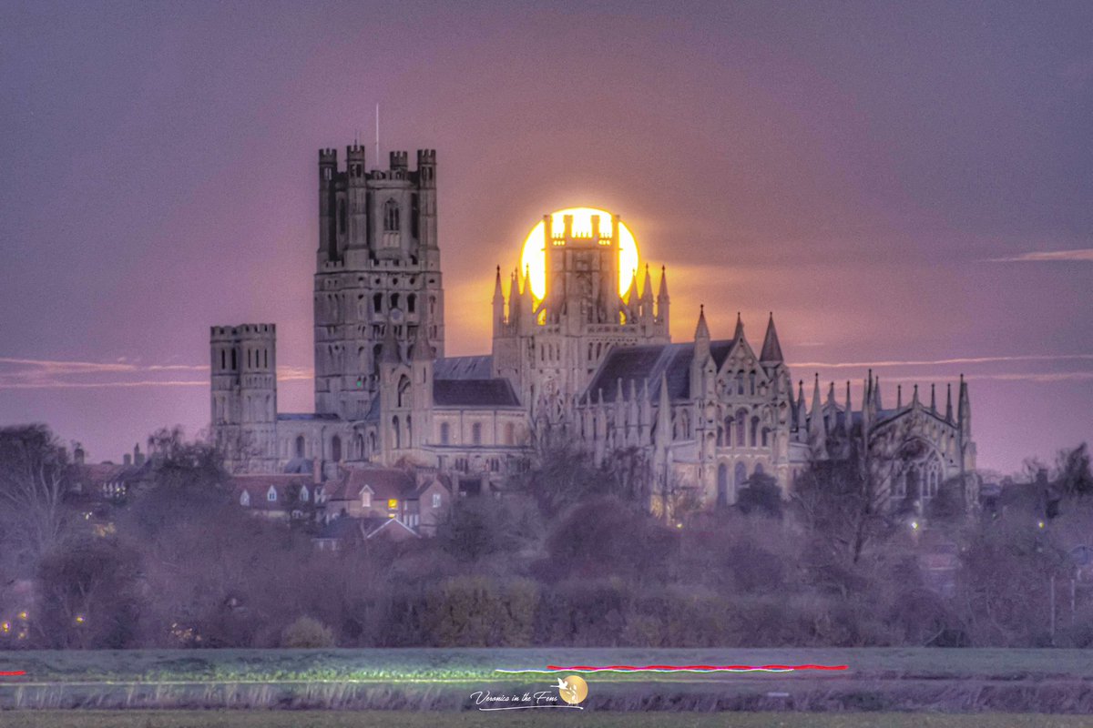 VeronicaJoPo's tweet image. On this day in 2022, the full moon was setting behind Ely Cathedral 😍 #ayearago