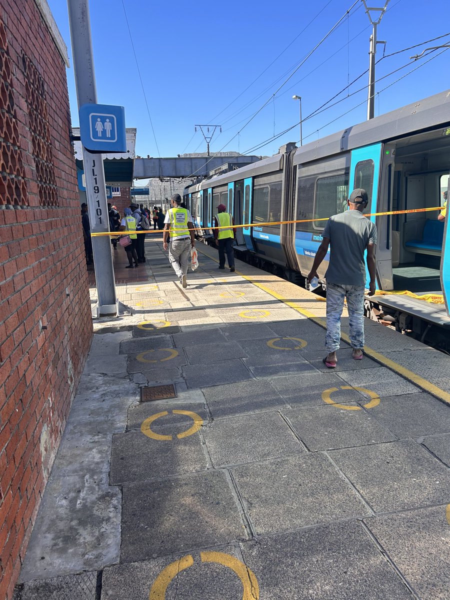 🥺🥺🥺🥺 Never seen anything like this in my life… 💔💔💔 just as we were about to start working. This lady was laughing and making jokes with everyone on the platform. When the Train came, she just stood up and jumped infront of the Train💔 haibo