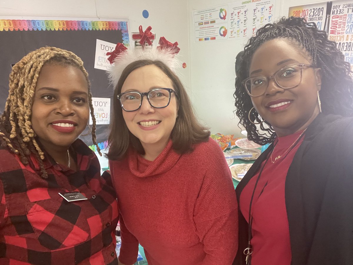 MichelleAFereb1's tweet photo. LOD hosted a Winter Celebration on Tuesday. Students worked alongside their moms to create holiday cards for the residents of the Chesapeake Regional Nursing Home. LOD also collected over 100 pairs of socks for the residents via a schoolwide sock drive! Thanks to all who helped! https://t.co/xRR0YOx7r7