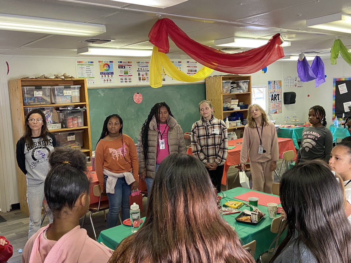 MichelleAFereb1's tweet photo. LOD hosted a Winter Celebration on Tuesday. Students worked alongside their moms to create holiday cards for the residents of the Chesapeake Regional Nursing Home. LOD also collected over 100 pairs of socks for the residents via a schoolwide sock drive! Thanks to all who helped! https://t.co/xRR0YOx7r7