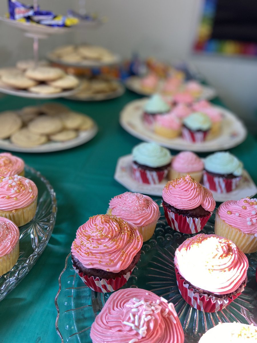 MichelleAFereb1's tweet photo. LOD hosted a Winter Celebration on Tuesday. Students worked alongside their moms to create holiday cards for the residents of the Chesapeake Regional Nursing Home. LOD also collected over 100 pairs of socks for the residents via a schoolwide sock drive! Thanks to all who helped! https://t.co/xRR0YOx7r7