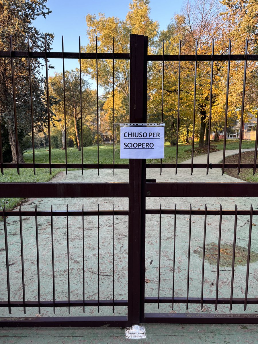 valerionic's tweet image. Come sempre il giorno prima di un ponte, la vergogna della #scuolapubblica