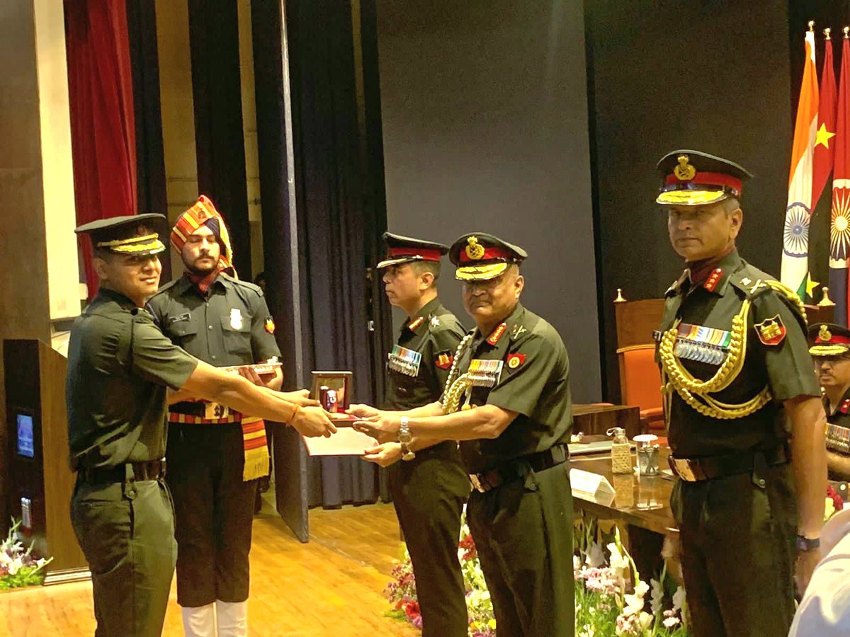 adgpi's tweet photo. General Manoj Pande #COAS delivered the valedictory address at the Engineer Officers’ Degree Engineering #EODE & Technical Entry Scheme #TES courses during the Scroll Presentation & Convocation Ceremony at the College of Military Engineering #CME, #Pune.
#COAS, in his valedictory address, emphasised on ever evolving multi-domain challenges & exhorted the graduating officers to keep abreast with the latest advancements to incorporate best engineering practices towards furtherance of operational missions.
#COAS also awarded the meritorious students for their exemplary performance during the course.
#IndianArmy