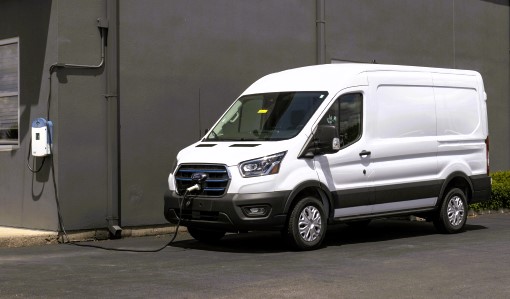 De huidige vrijstellingsregeling C-rijbewijs voor het besturen van een elektrische #bestelauto wordt niet langer gedogen door de overheid, vanaf 1/7/2024. Onacceptabel vinden branches in de NL mobiliteit. Lees meer: tln.nl/nieuws/openbaa… #mobiliteit #transport #logistiek #TLN