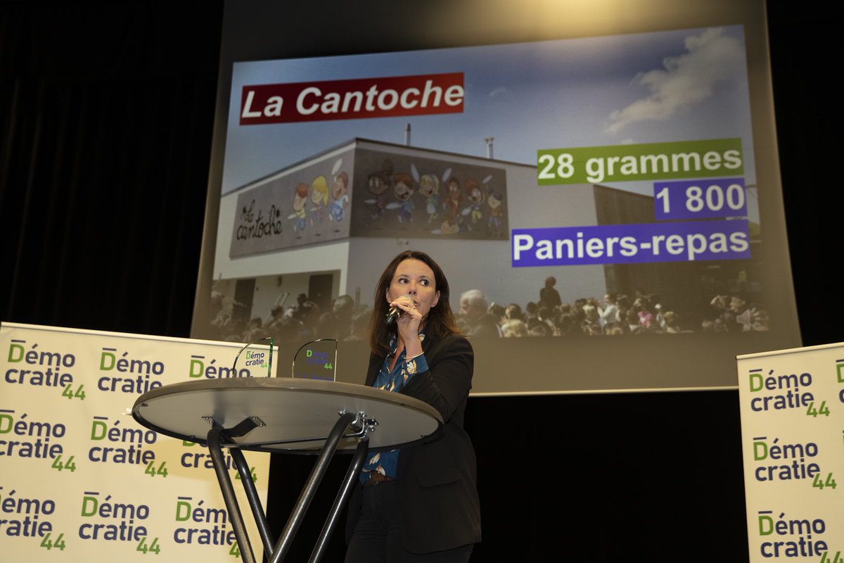 democratie44's tweet photo. Mercredi dernier, nous organisions notre 1è soirée 🚀 L.A. Bonne Idée ! 
Après le #PAF 🗯️Partager-Animer-Fédérer de @CharlottLuquiau … @PierreMARTIN44 nous a concocté le #PIF 👃Parangonner-Innover-Remercier …
💡8 idées
🏆 2 trophées
👥100 personnes
🙏Jean-Michel Brard #pornic https://t.co/vov2MCnJQW