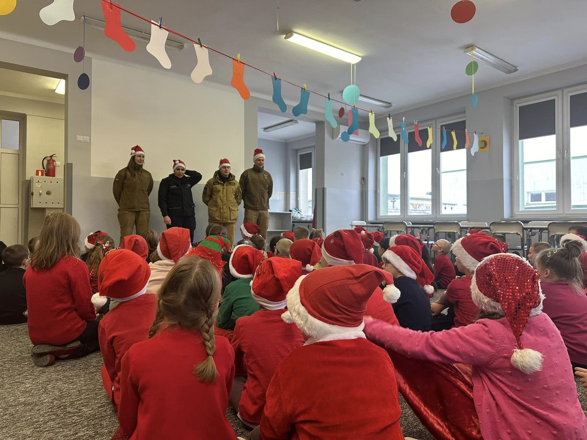 Wczoraj z okazji "Mikołajek" przedstawiciel <a href="/KPPSPAugustow/">KP PSP AUGUSTÓW</a> wraz z druhami OSP Augustów-Lipowiec 🧑‍🚒oraz funkcjonariuszami <a href="/KPP_Augustow/">PolicjaAugustów</a>👮‍♀️odwiedzili uczniów augustowskich szkół podstawowych. 🍭🍬Była to "słodka" okazja do rozmowy o bezpiecznym zachowaniu podczas nadchodzących ferii