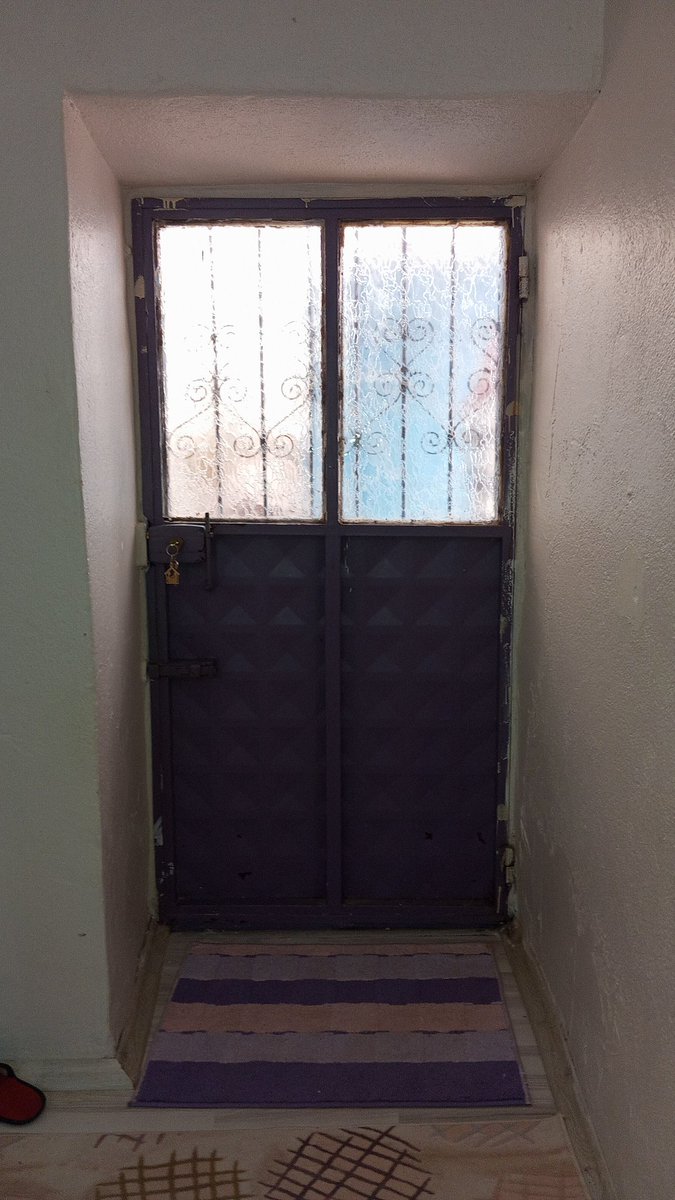 Muhtemelen bu kapı ülke gündemine girecek. 6 aylık bebeğimizin topuk kanını almaya 8 jandarma 2 memur geldi izin vermedik. Karar çıkartıp gerekirse kapıyı kırıp bebeği alacağız dediler.
Endişe ile beklemedeyiz.
Video kaydı alacağım kapıyı dün yumrukladılar.
Bu sefer ne yapacaklar