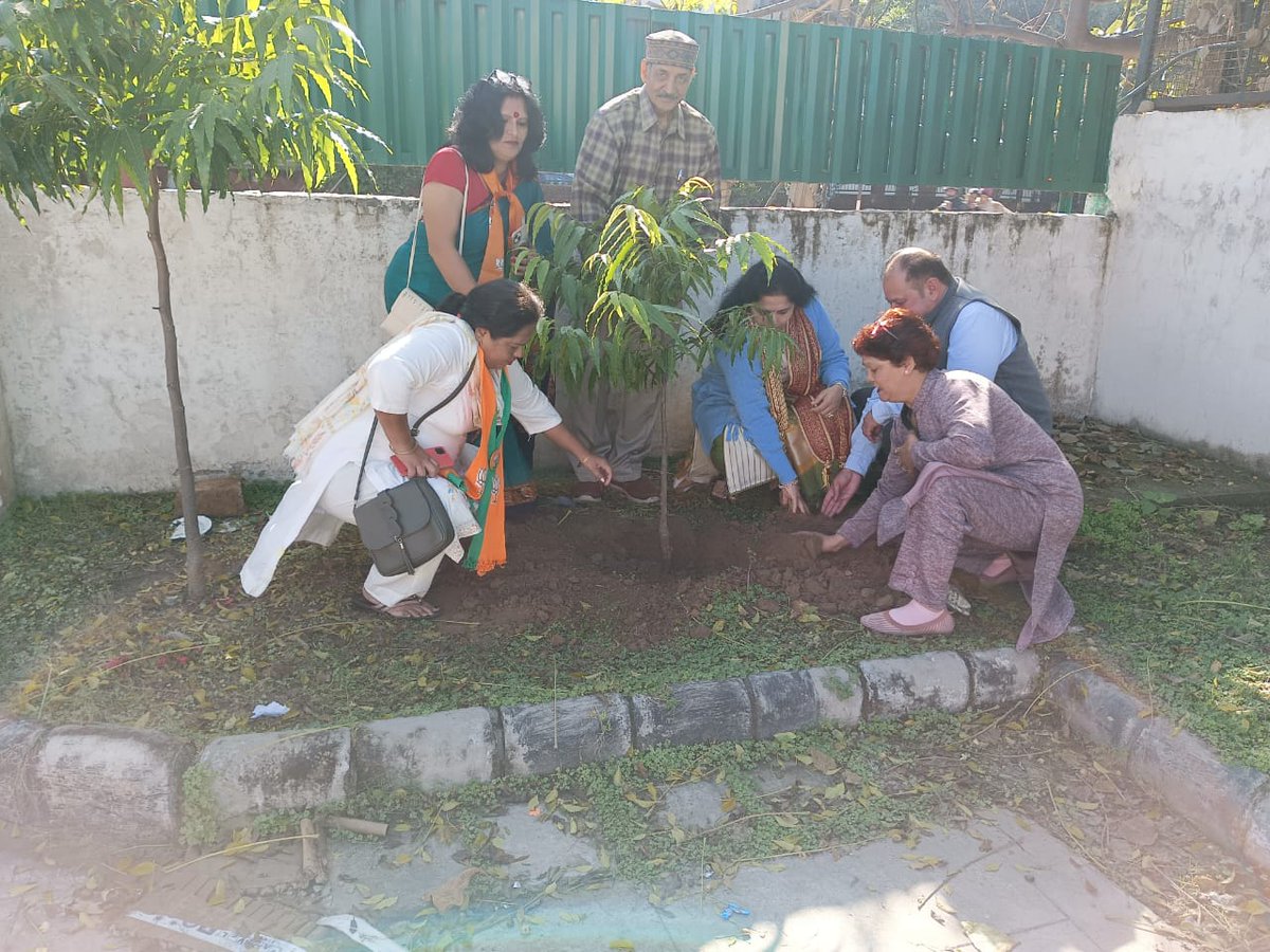 atalzillabjpchd's tweet photo. विगत दिवस @atalzillabjpchd अध्यक्ष व #वार्ड35 पार्षद श्री @rajinders4bjp सहित @BJMMchd की प्रदेश एवं ज़िला पदाधिकारियों से @BJPMahilaMorcha की राष्ट्रीय सदस्या @DrPadmaofficialजी ने सेक्टर 50 में भेंट कर संगठनात्मक चर्चा की और पौधारोपण किया।
सहृदय आभार।
@JPMalhotra https://t.co/V8URIJwZCh