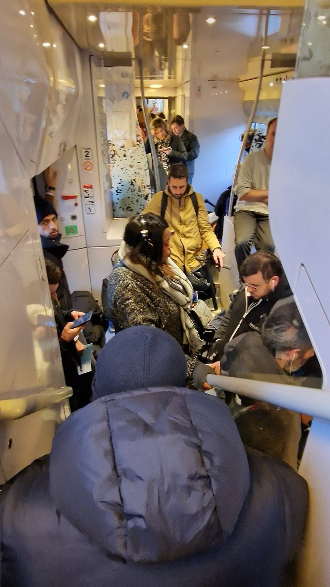 Vienne38200's tweet photo. Bonjour @SNCFTERAURA @SNCFVoyageurs  savez-vous pourquoi le TER quotidien de 8h21 entre Vienne et Lyon Part Dieu est souvent en composition de rame courte alors qu'il est bondé (certains voyageurs debout dans les allées et les couloirs, assis dans les escaliers) ? https://t.co/TZt6dr7hKr