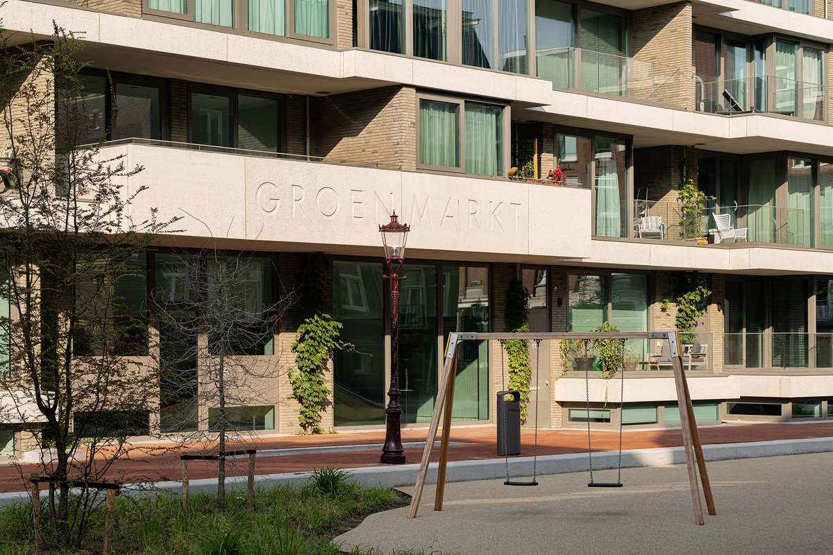 Miniature Groen-Grijs brengt leven in 'Groenmarkt', Amsterdam🌱

📐 #RonaldJanssenArchitecten, #BastiaanJongeriusArchitecten &amp; #BuroHarro
🏢 #EdwinOostmeijerProjectontwikkeling &amp; HBB Groep
📸 Sebastian Van Damme

#DuurzaamBouwen #CirculairBouwen #ShapingSustainablePlaces