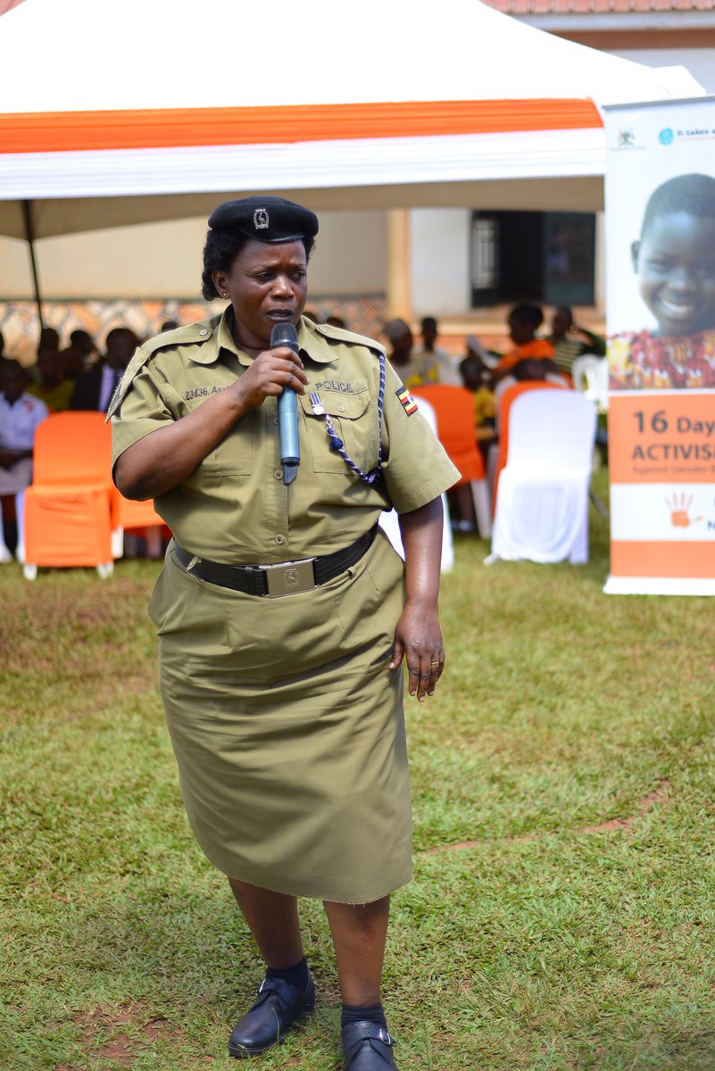joycenakato256's tweet photo. Did you know that you can report sexual harassment to your nearby police for free? 🤫

You are obligated as a citizen of Uganda to support a survivor of #GBV to seek justice. 
#SUUBIHelpline 
#16DaysOfActivism 📸by @GNB_Uganda https://t.co/zMmiWTbKQ3